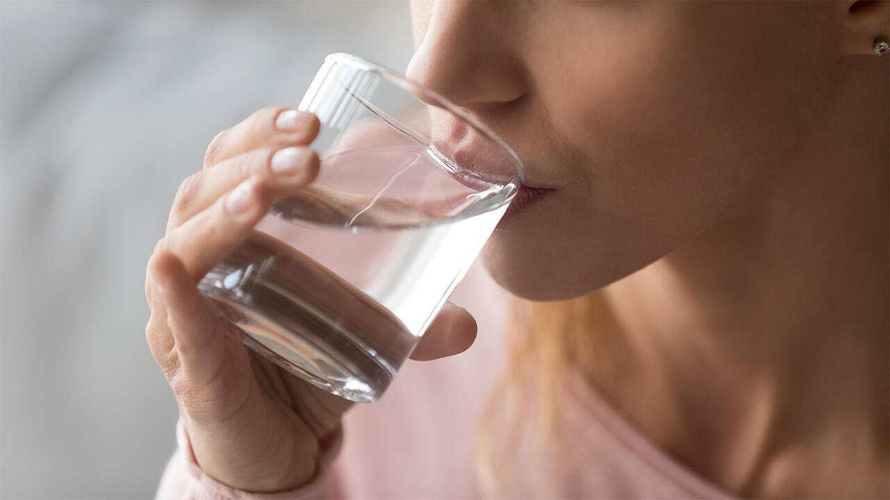 Grundsätzlich kann auch Trinkwasser eine Quelle für PFAS sein. Grundsätzlich kann auch Trinkwasser eine Quelle für PFAS sein.