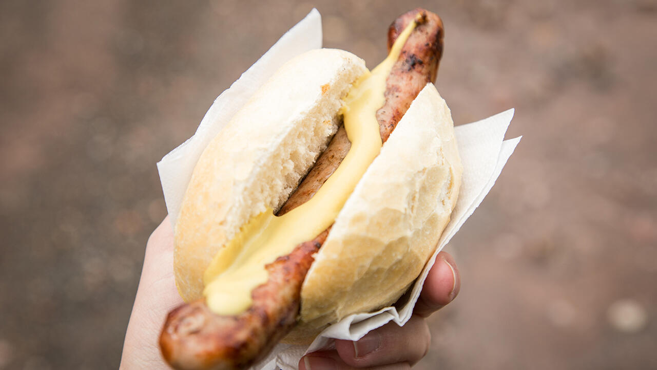Zur Bratwurst ist Senf besonders beliebt. Zur Bratwurst ist Senf besonders beliebt.