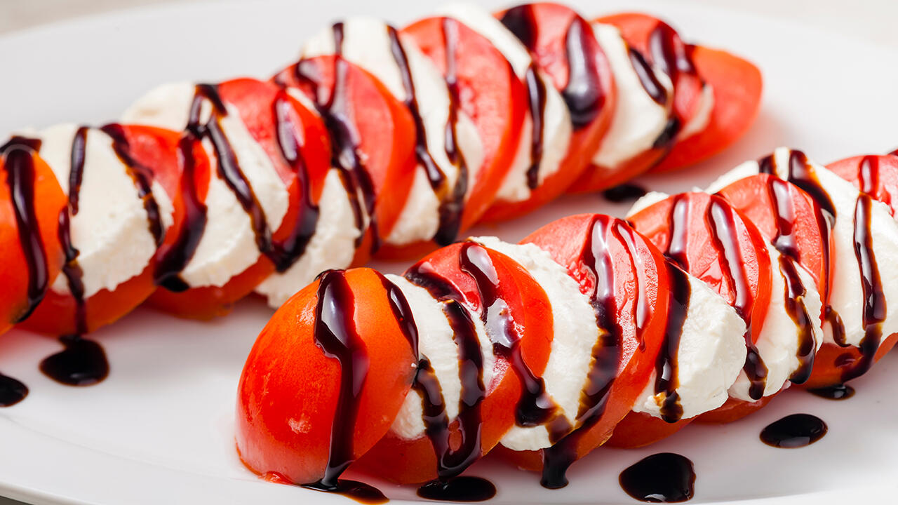 Aceto Balsamico gehört zur mediterranen Küche. Er kann viel mehr als nur Tomaten verfeinern. Aceto Balsamico gehört zur mediterranen Küche. Er kann viel mehr als nur Tomaten verfeinern.