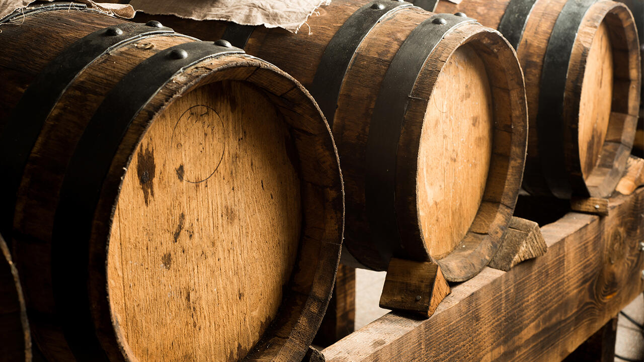 Die Herstellung: Balsamico reift in Fässern. Die Herstellung: Balsamico reift in Fässern.
