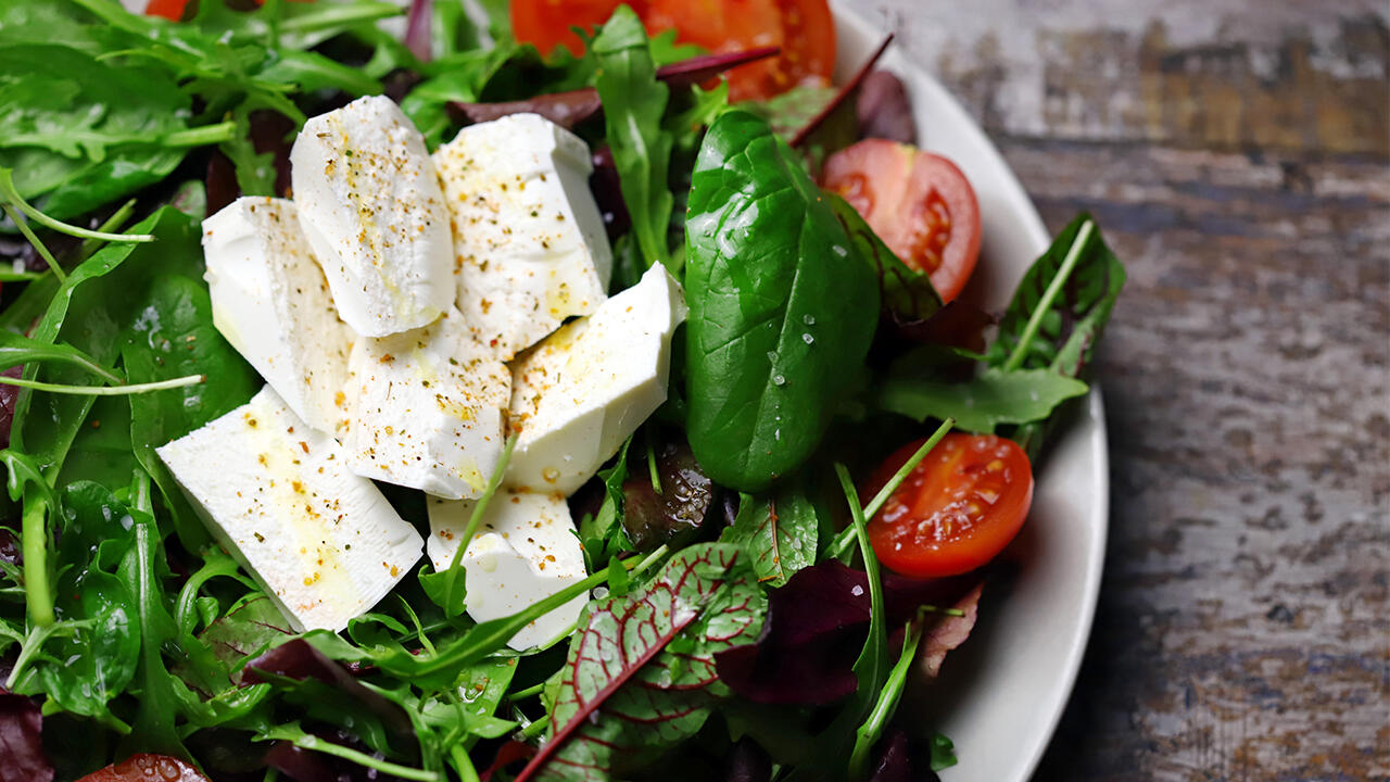 Sind aus der Sommerküche nicht mehr wegzudenken: Feta und Schafskäse. 