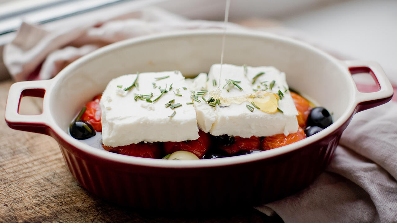 Gebackener Feta oder Schafskäse ist ein beliebtes Gericht. 