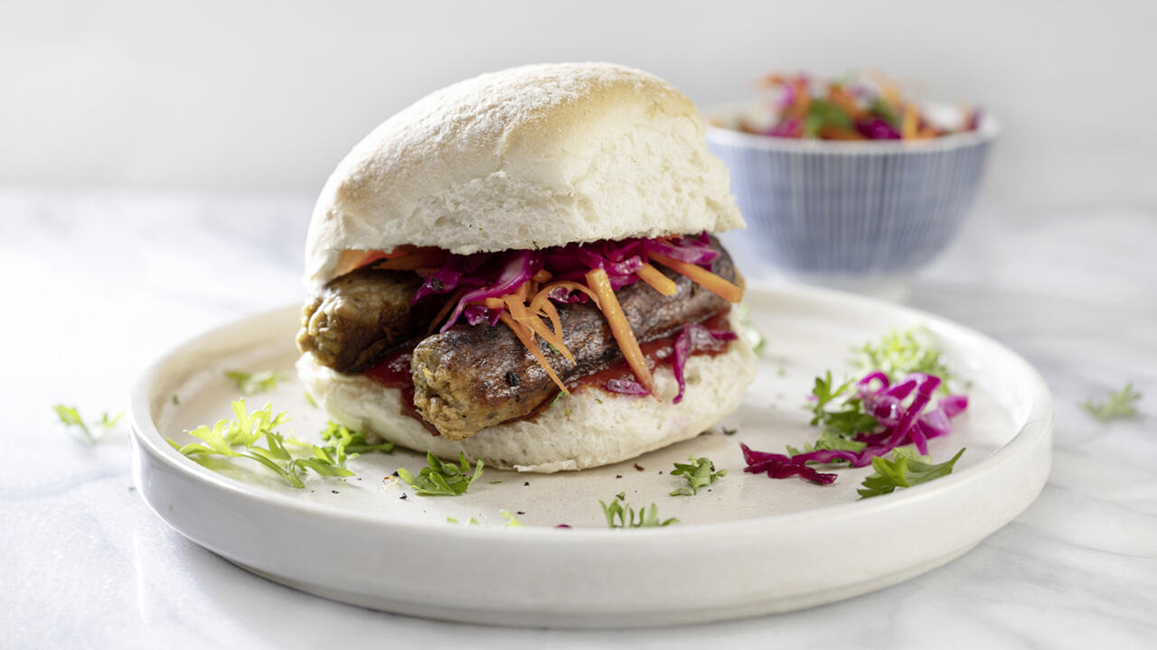 Vegetarische und vegane Bratwürste im Test: Nur ein Produkt schneidet mit "sehr gut" ab. Vegetarische und vegane Bratwürste im Test: Nur ein Produkt schneidet mit "sehr gut" ab.