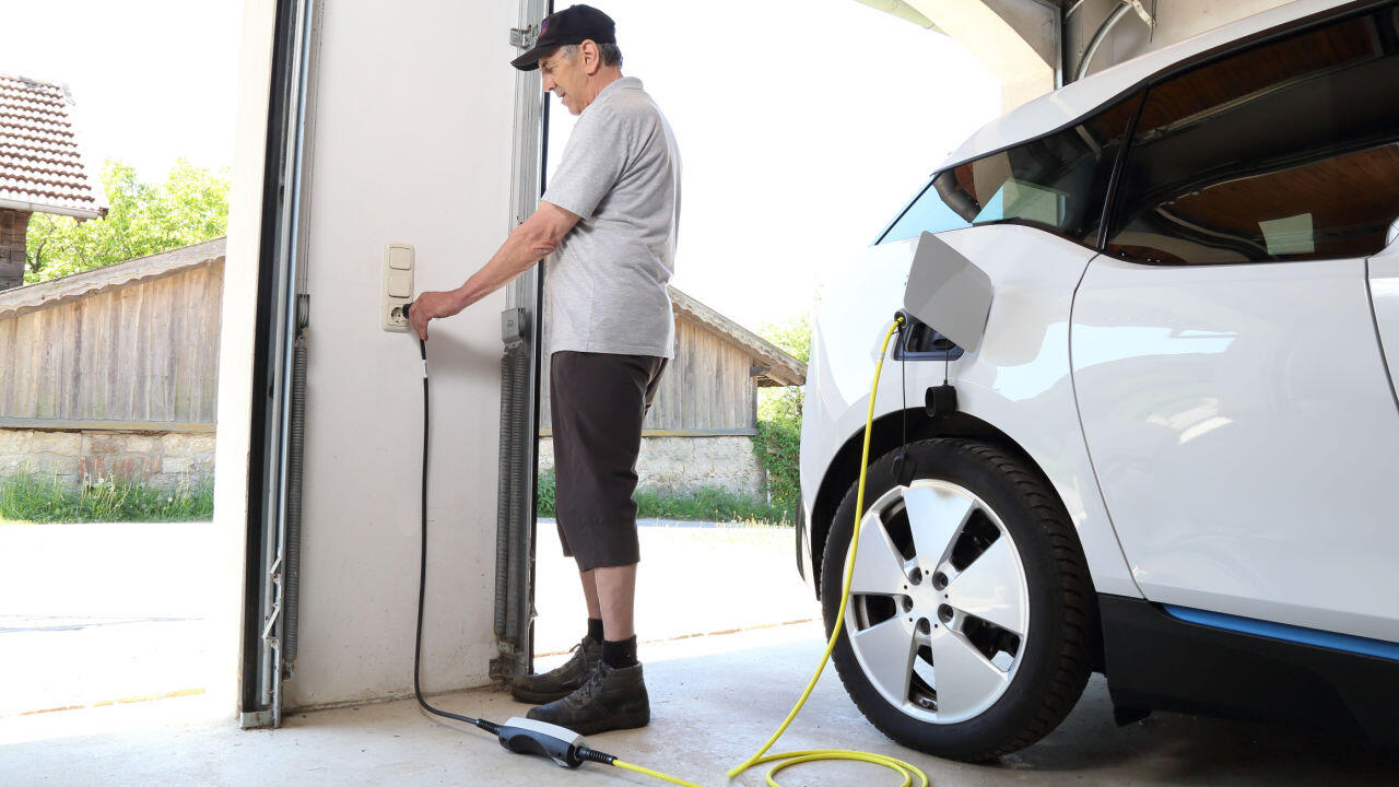 Ein E-Auto aufzuladen kann relativ günstig sein – zumindest, wenn man es zuhause erledigt und speziellen Autostrom bezieht. Ein E-Auto aufzuladen kann relativ günstig sein – zumindest, wenn man es zuhause erledigt und speziellen Autostrom bezieht.