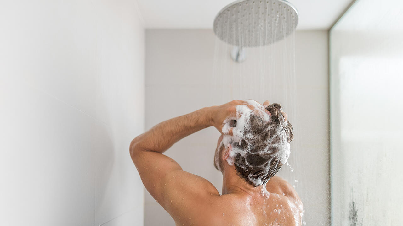 Spezielle Anti-Schuppen-Shampoos sollen gegen Schuppen helfen. Aber sind sie für jeden Schuppentyp sinnvoll?