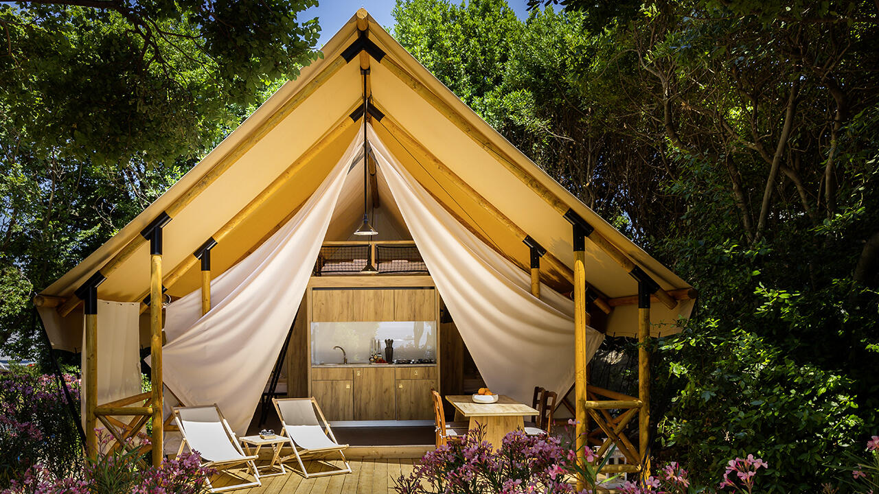Auf der kroatischen Insel Krk können Camper im geräumigen Zelt übernachten.