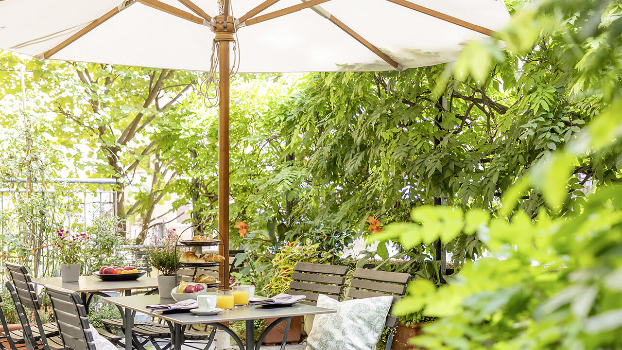 Bio-Frühstücksbüffet und eigene Bibliothek bietet das Hotel Villa Orange in Frankfurt am Main.