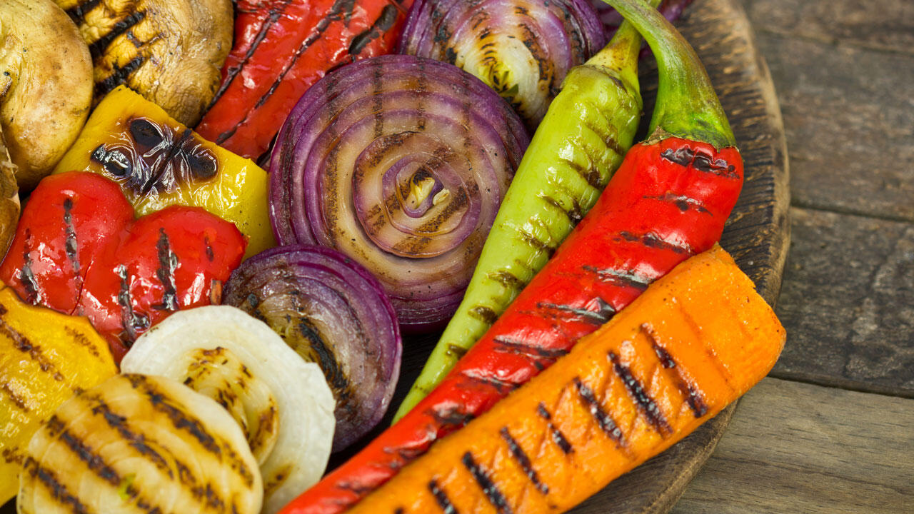 Vegetarisch grillen: Gemüse wie Karotten, Paprika, Zwiebeln und Tomaten schmecken köstlich vom Rost Vegetarisch grillen: Gemüse wie Karotten, Paprika, Zwiebeln und Tomaten schmecken köstlich vom Rost