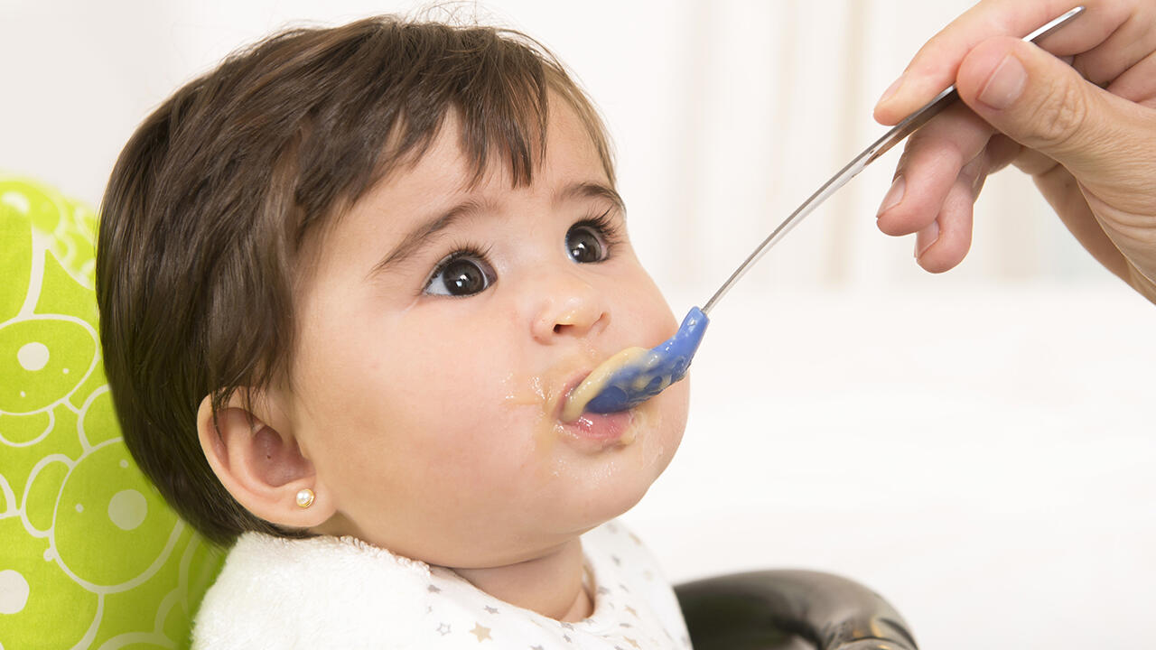 Beikost einführen: Das Verdauungssystem des Babys muss sich nach und nach an die feste Nahrung gewöhnen. 