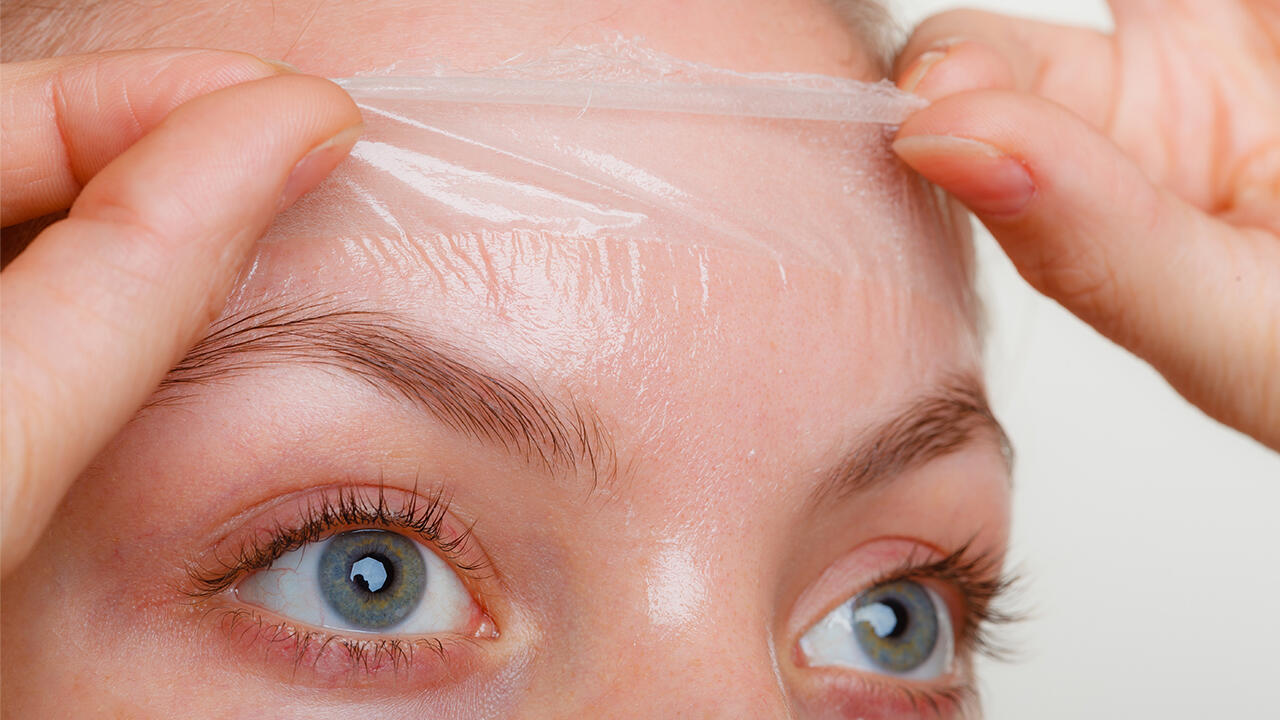 Peel-off-Masken versprechen Unreinheiten und abgestorbene Hautschüppchen zu entfernen. Peel-off-Masken versprechen Unreinheiten und abgestorbene Hautschüppchen zu entfernen.