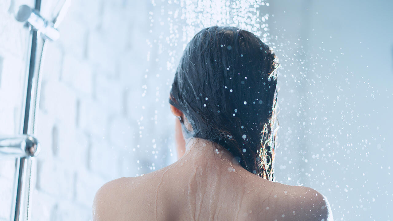 Duschen mit festen Duschstücken: Es gibt viele gute Gründe zur plastikfreien Alternative zu greifen. 
