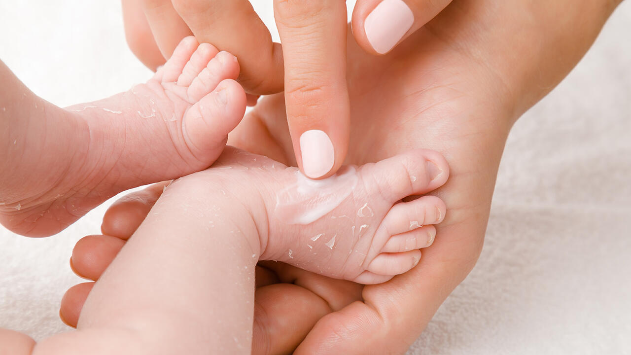 Häufig cremt sich die ganze Familie mit Allzweckcremes ein. Da ist es nicht schön, wenn sie auf verunreinigten Paraffinen basieren. Häufig cremt sich die ganze Familie mit Allzweckcremes ein. Da ist es nicht schön, wenn sie auf verunreinigten Paraffinen basieren.