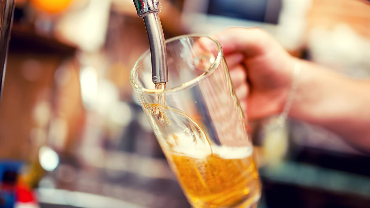 Vielen Menschen schmeckt frisch gezapftes Bier am besten. Aber unser Test zeigt, dass nicht alle Biere geschmacklich fehlerfrei sind. Vielen Menschen schmeckt frisch gezapftes Bier am besten. Aber unser Test zeigt, dass nicht alle Biere geschmacklich fehlerfrei sind.