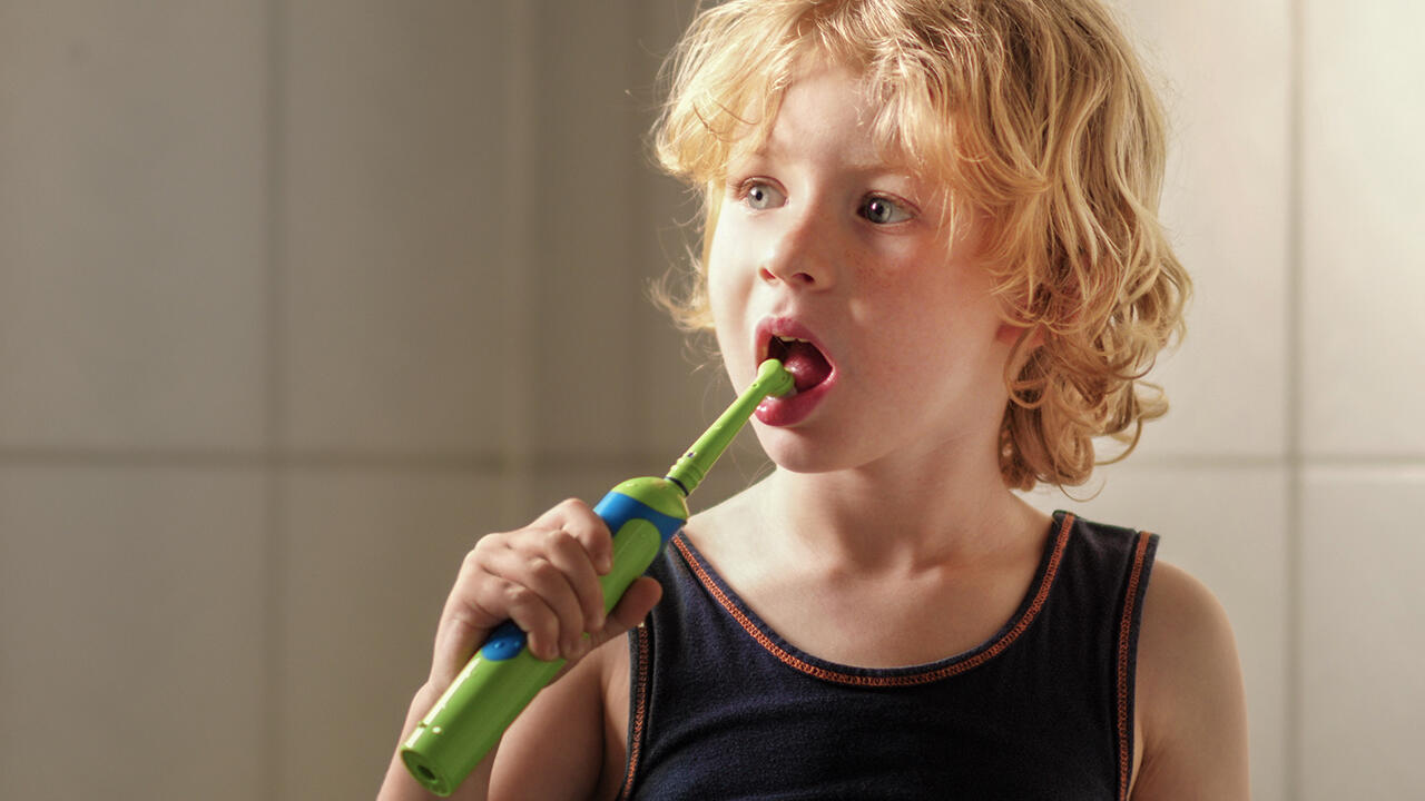 Für Kinder gibt es eine große Auswahl an elektrischen Zahnbürsten. Aber welche Marken sind empfehlenswert? Wir haben elf elektrische Kinderzahnbürsten geprüft. Für Kinder gibt es eine große Auswahl an elektrischen Zahnbürsten. Aber welche Marken sind empfehlenswert? Wir haben elf elektrische Kinderzahnbürsten geprüft.