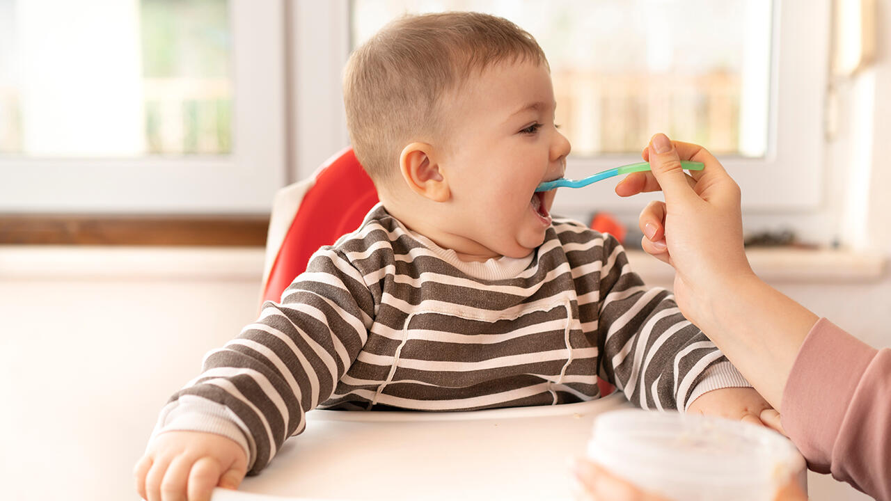 Wenn sich das Baby zunehmend für das Essen der anderen Familienmitglieder interessiert, ist es bereit für Brei & Co. Wenn sich das Baby zunehmend für das Essen der anderen Familienmitglieder interessiert, ist es bereit für Brei & Co.