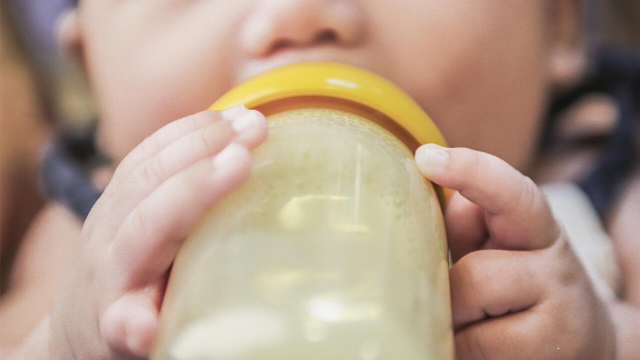 Sauger der Babyflaschen wechseln: Anbieter empfehlen einen Austausch nach ein bis drei Monaten. 