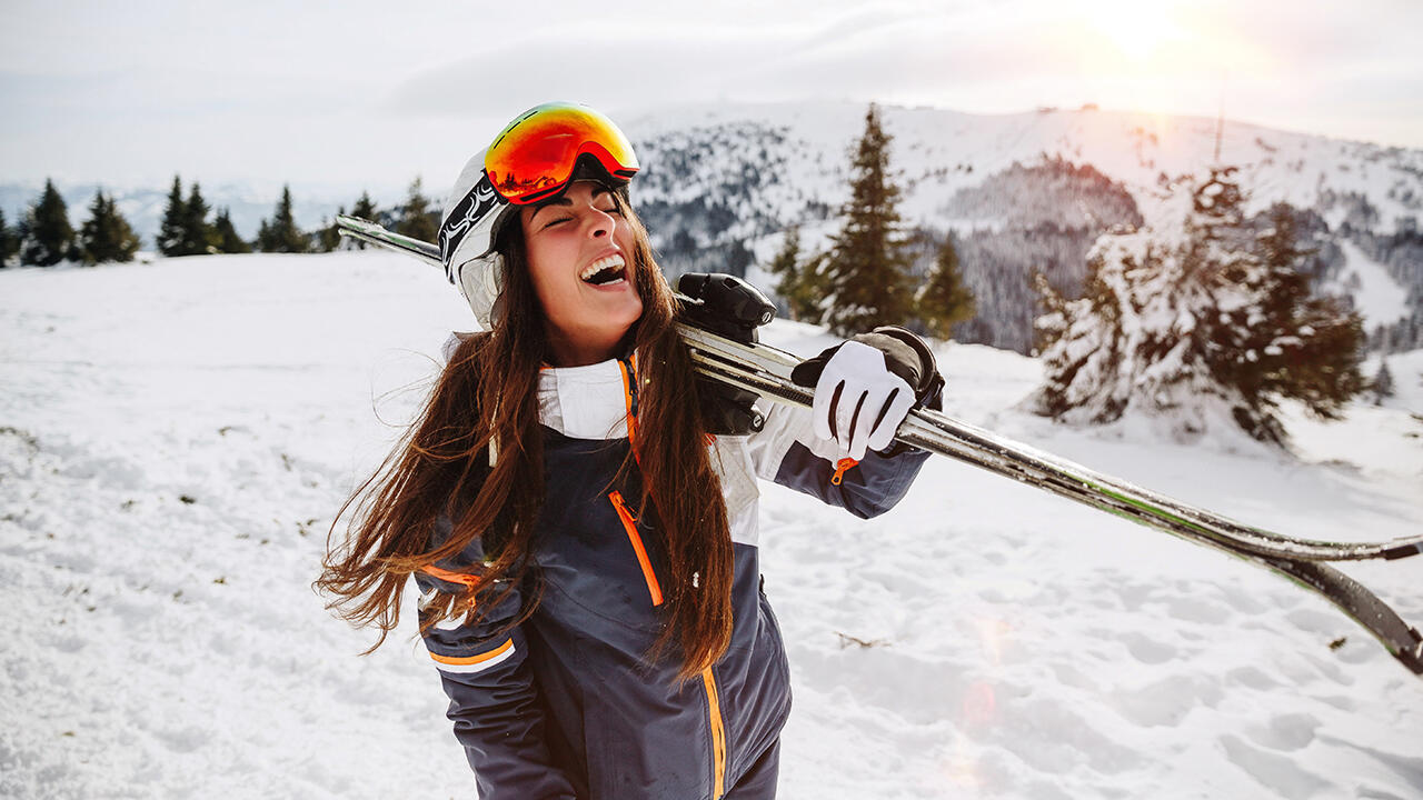 Beim Wintersport ist Sonnenschutz ein Muss: Mit Lippenpflegestiften lässt sich der UV-Schutz schnell auftragen.
