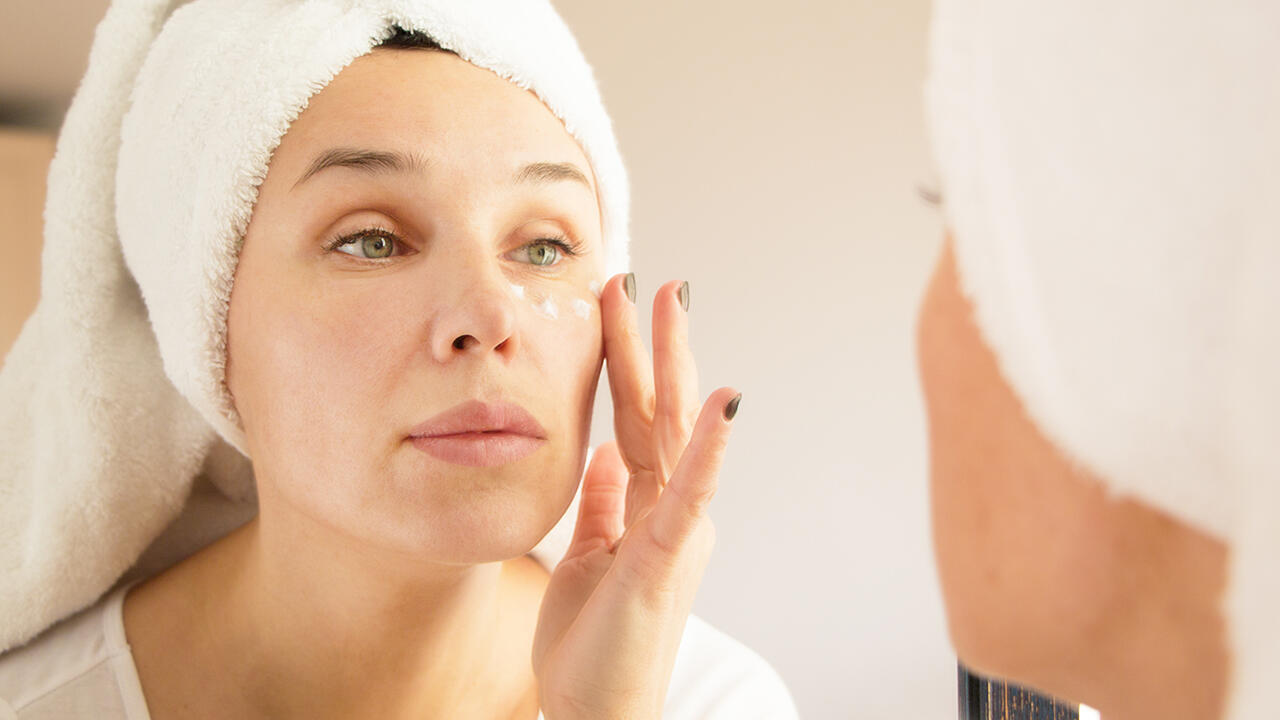 Parfümfreie Gesichtscremes richten sich an Personen mit sensibler Haut. Umso ärgerlicher ist es, wenn in ihnen bedenkliche Inhaltsstoffe stecken.