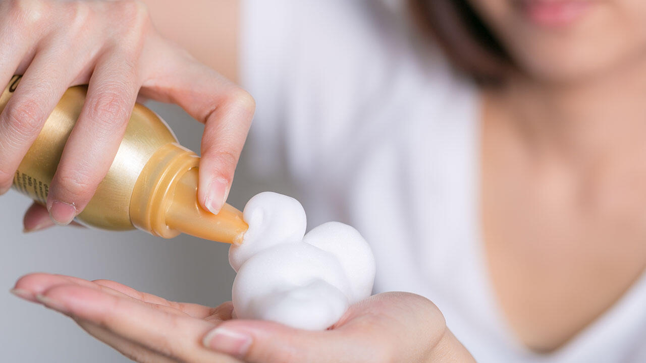 Schaumfestiger soll dem Haar Halt geben – am besten ohne problematische Inhaltsstoffe Schaumfestiger soll dem Haar Halt geben – am besten ohne problematische Inhaltsstoffe