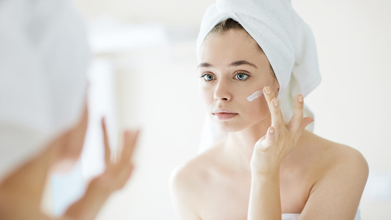 Parfümfreie Gesichtscremes richten sich an Personen mit empfindlicher Haut. Umso ärgerlicher ist es, wenn sie problematische Inhaltsstoffe enthalten.
