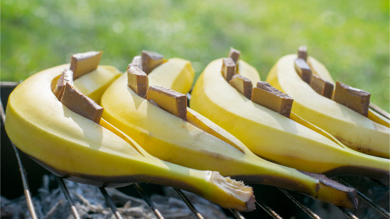 Banane grillen: Sie können das Obst auch mit Schokostückchen spicken. Diese schmelzen in der Hitze.