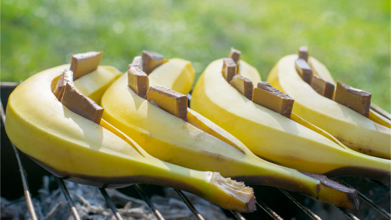 Banane grillen: Sie können das Obst auch mit Schokostückchen spicken. Diese schmelzen in der Hitze. Banane grillen: Sie können das Obst auch mit Schokostückchen spicken. Diese schmelzen in der Hitze.