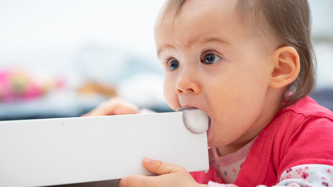 Ein Eckenschutz fürs Baby landet schnell mal im Mund des Kindes. Umso erschreckender ist es, wenn in der Kindersicherung eine geballte Ladung Schadstoffe steckt – oder wenn die Teile verschluckt werden können.