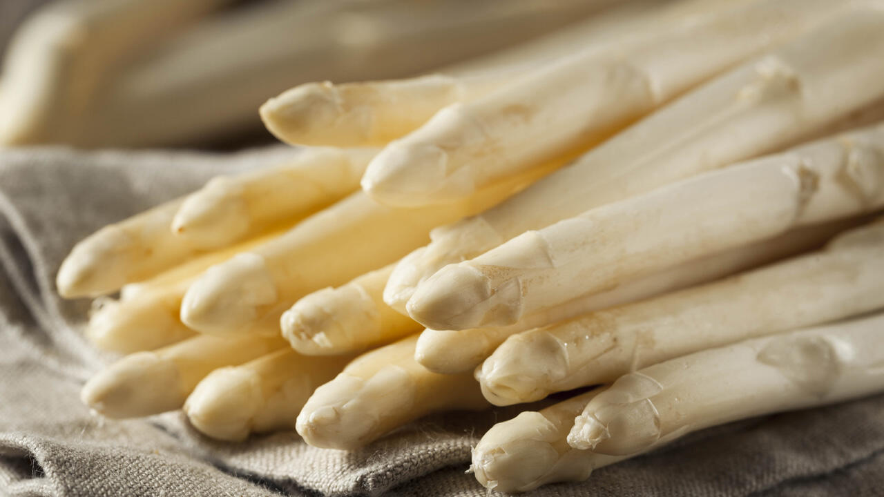 Gefrorenen Spargel direkt ins kochende Wasser geben – so bleiben Konsistenz und Aroma erhalten. Gefrorenen Spargel direkt ins kochende Wasser geben – so bleiben Konsistenz und Aroma erhalten.