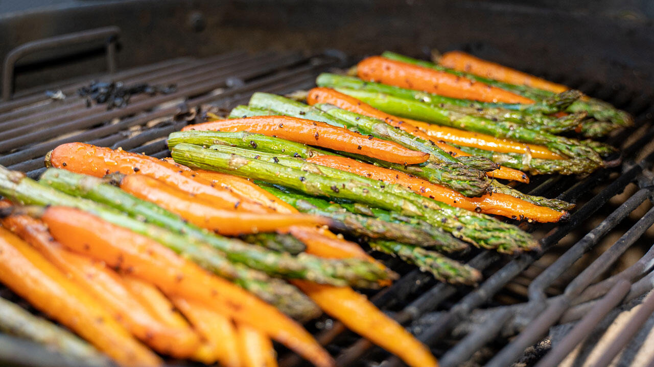 Grüner Spargel schmeckt aus dem Topf, der Pfanne, dem Ofen – oder auch vom Grill Grüner Spargel schmeckt aus dem Topf, der Pfanne, dem Ofen – oder auch vom Grill