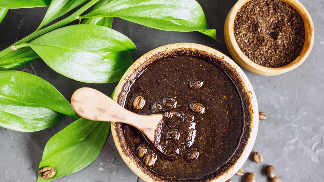 Aus Kaffeesatz wird mit wenig Aufwand ein tolles Beauty-Produkt. Aus Kaffeesatz wird mit wenig Aufwand ein tolles Beauty-Produkt.