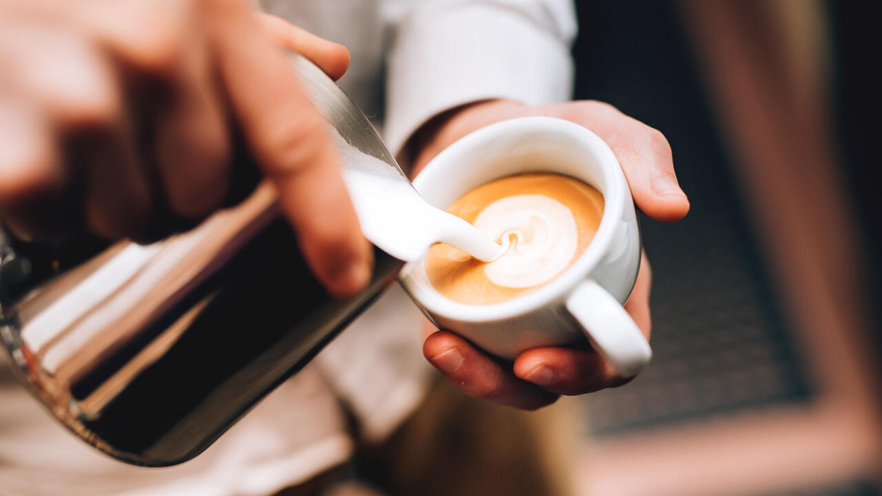 Hafermilch in der sogenannten Barista-Variante lässt sich ausgezeichnet aufschäumen. Hafermilch in der sogenannten Barista-Variante lässt sich ausgezeichnet aufschäumen.