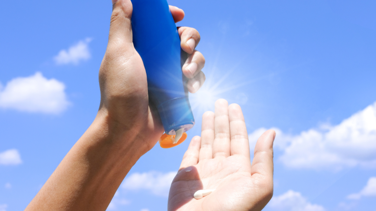 Sonnencreme hält viele Monate – ungeöffnet bei richtiger Lagerung sogar über zwei Jahre. Sonnencreme hält viele Monate – ungeöffnet bei richtiger Lagerung sogar über zwei Jahre.