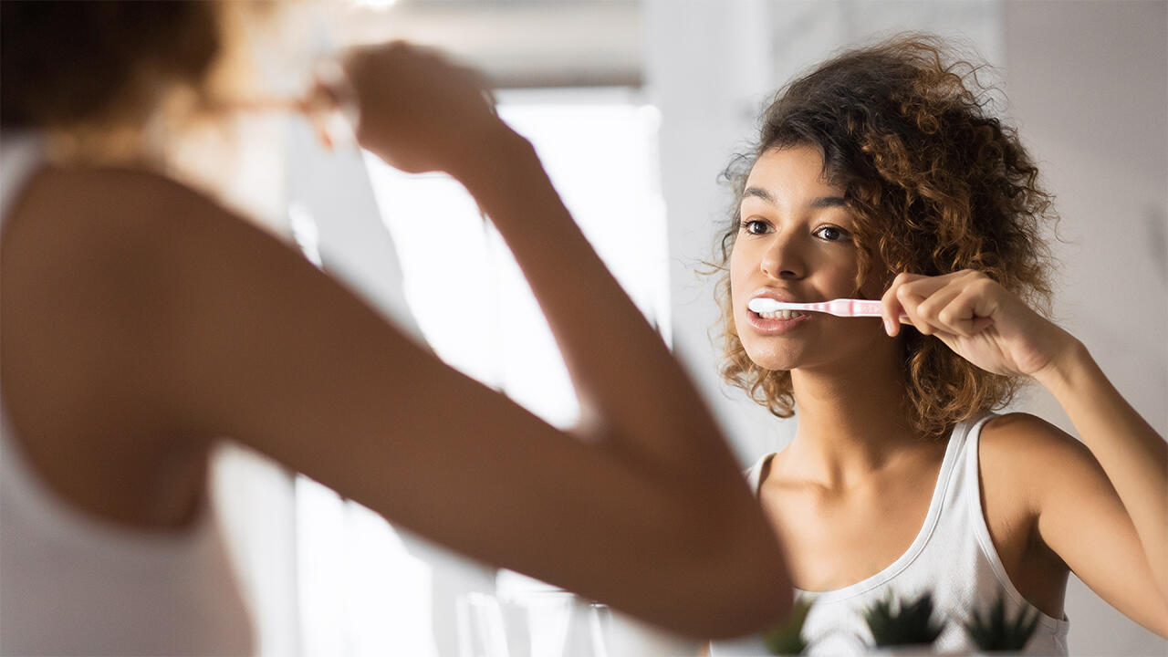 Elmex, Meridol, Oral B & Co.: Welche Zahnpasta im Test ist empfehlenswert? 