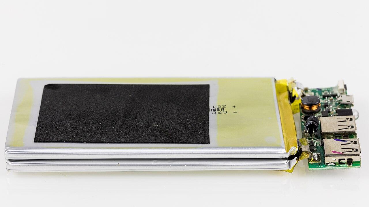 Das Innere einer Powerbank: Links zwei Akkublöcke, rechts eine Platine mit Anschlüssen. Das Innere einer Powerbank: Links zwei Akkublöcke, rechts eine Platine mit Anschlüssen.