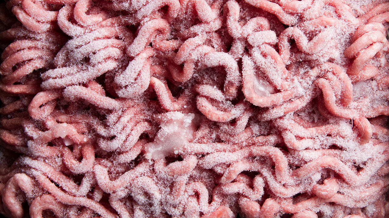 Durch das Einfrieren wird das Hackfleisch nicht keimfrei: Die meisten Bakterien überleben die Kälte.