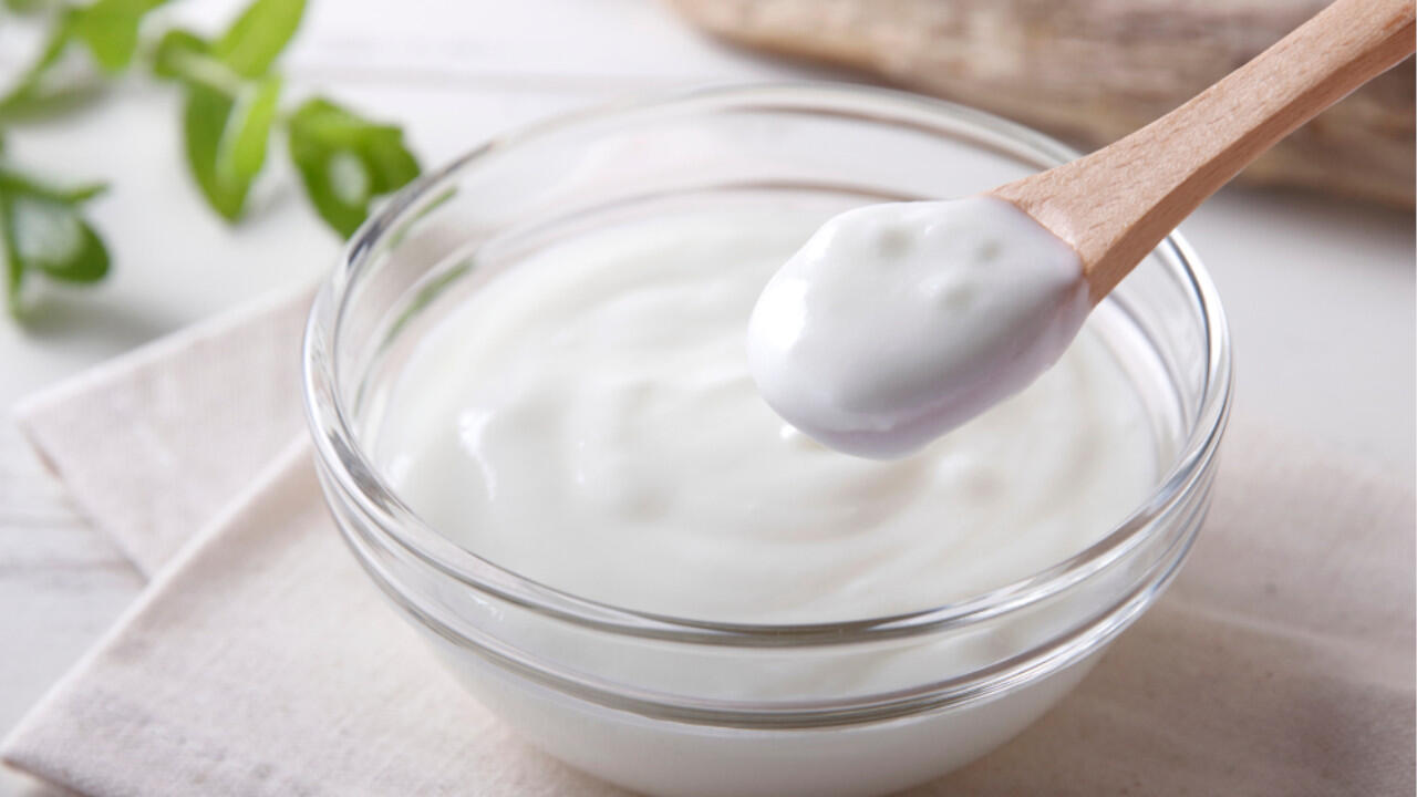 Die wichtigste Zutat im Joghurteis: Naturjoghurt. Auch veganer Sojajoghurt eignet sich fürs Eismachen.