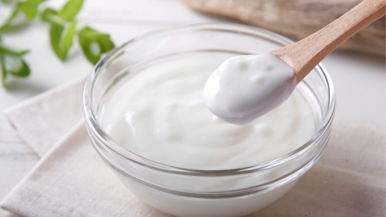 Die wichtigste Zutat im Joghurteis: Naturjoghurt. Auch veganer Sojajoghurt eignet sich fürs Eismachen. Die wichtigste Zutat im Joghurteis: Naturjoghurt. Auch veganer Sojajoghurt eignet sich fürs Eismachen.