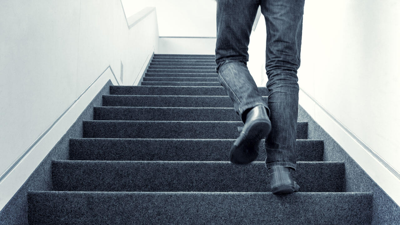 Treppe statt Aufzug: Das sorgt auch für mehr Bewegung im Alltag.