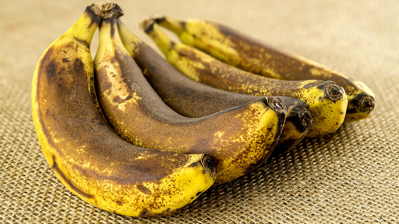 Überreife Bananen sind für eine Nicecream ideal. Überreife Bananen sind für eine Nicecream ideal.