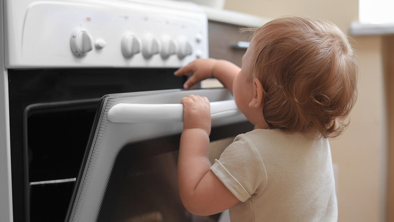 Herd und Backofen sind für kleine Kinder häufig besonders interessant.