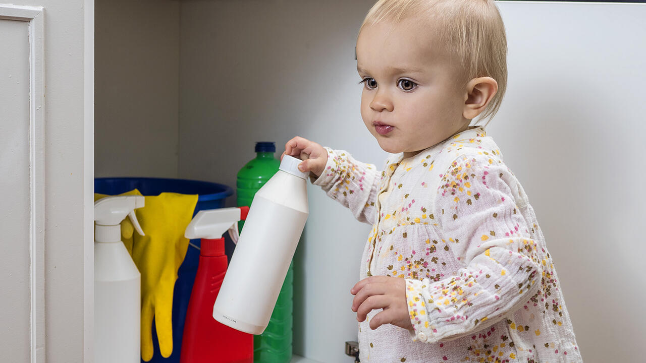 Putzmittel sollten für Kinder unzugänglich aufgewahrt werden.