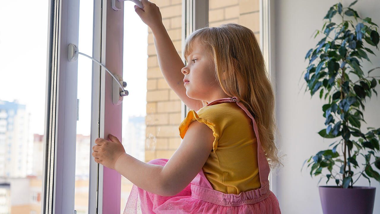 Spezielle Sicherungen können Fenster und Balkone kindersicher machen.