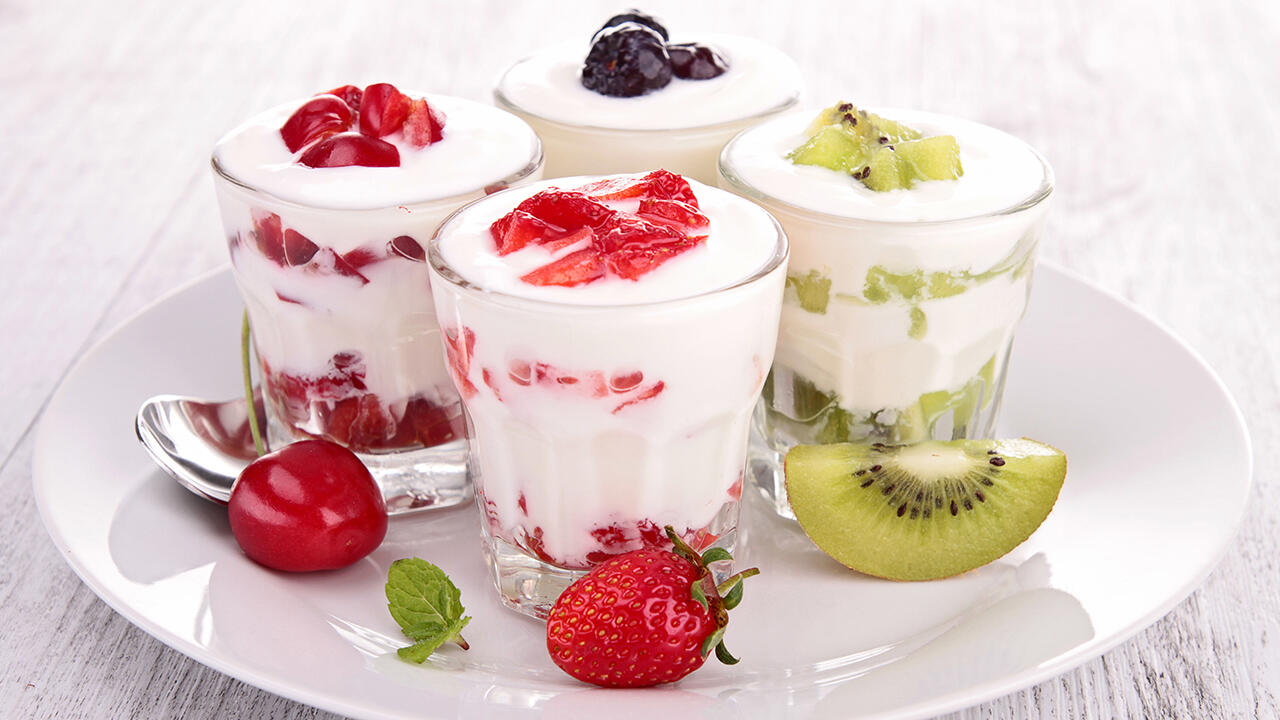 Joghurt ist ein beliebter Snack für Zwischendurch oder zum Nachtisch. Joghurt ist ein beliebter Snack für Zwischendurch oder zum Nachtisch.