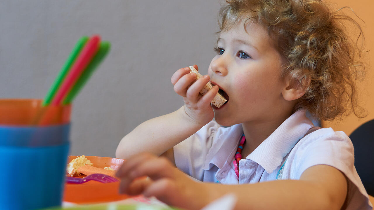 Reiswaffeln sind ein beliebter Kindersnack. Bedenkliche Inhaltsstoffe haben nichts in ihnen zu suchen.