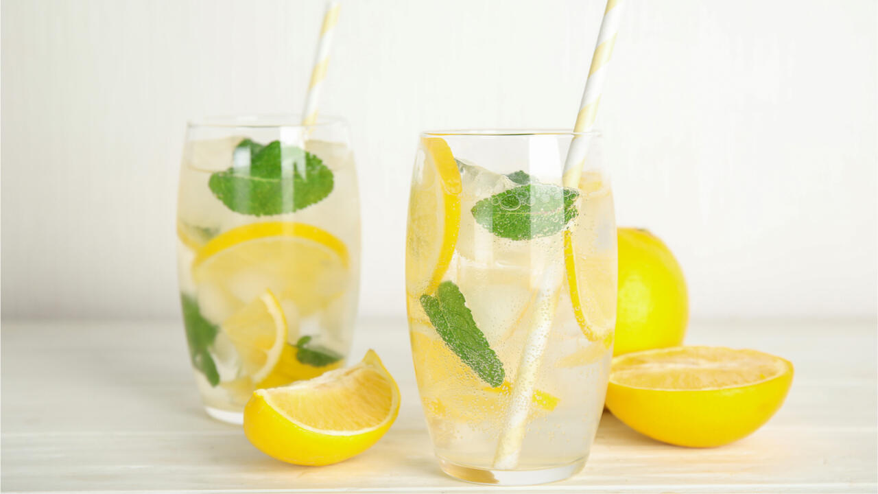 Zitronenlimonade lässt sich mit wenigen Zutaten selber machen.