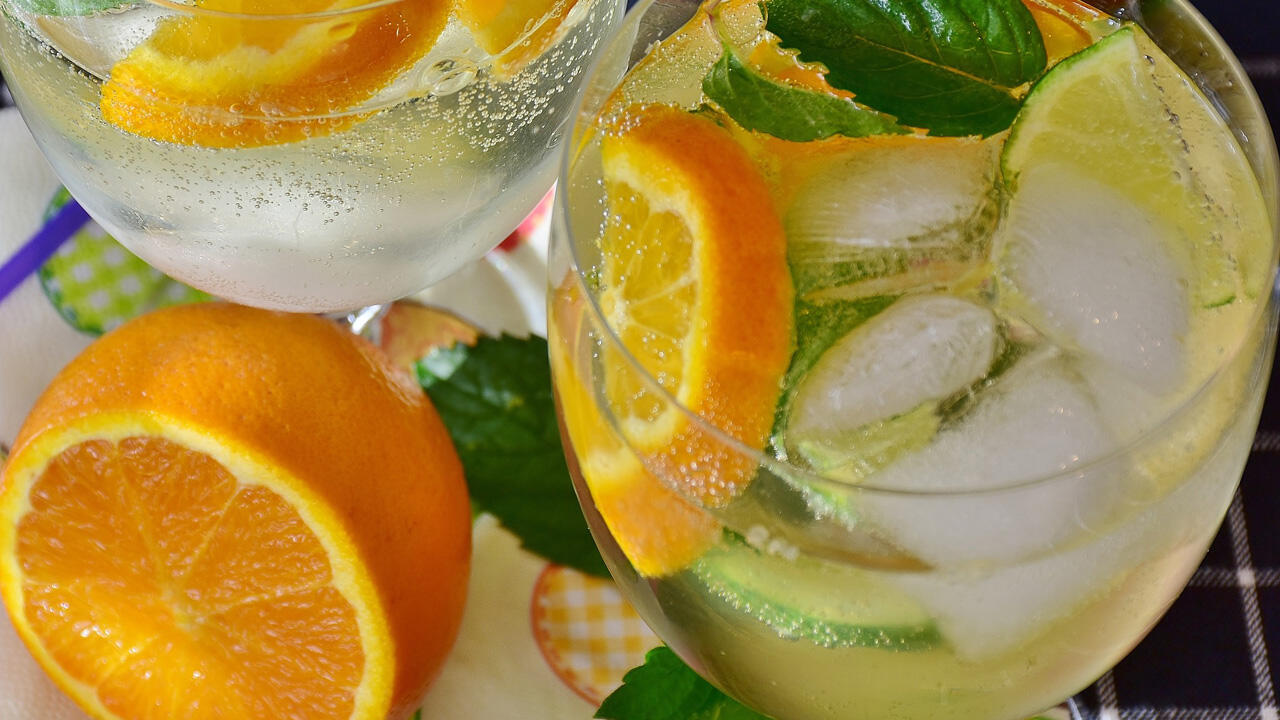 Selbt gemachte Orangenlimonade schmeckt süß und bitter zugleich.