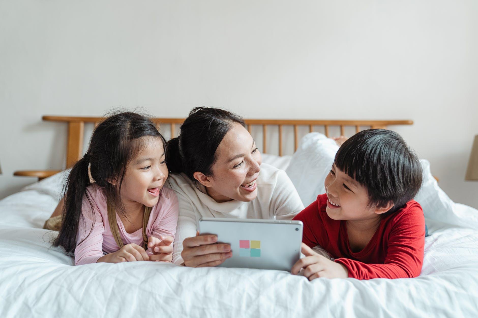 Gerade bei einer Familie mit Kindern sollte ein Bett stabil sein.