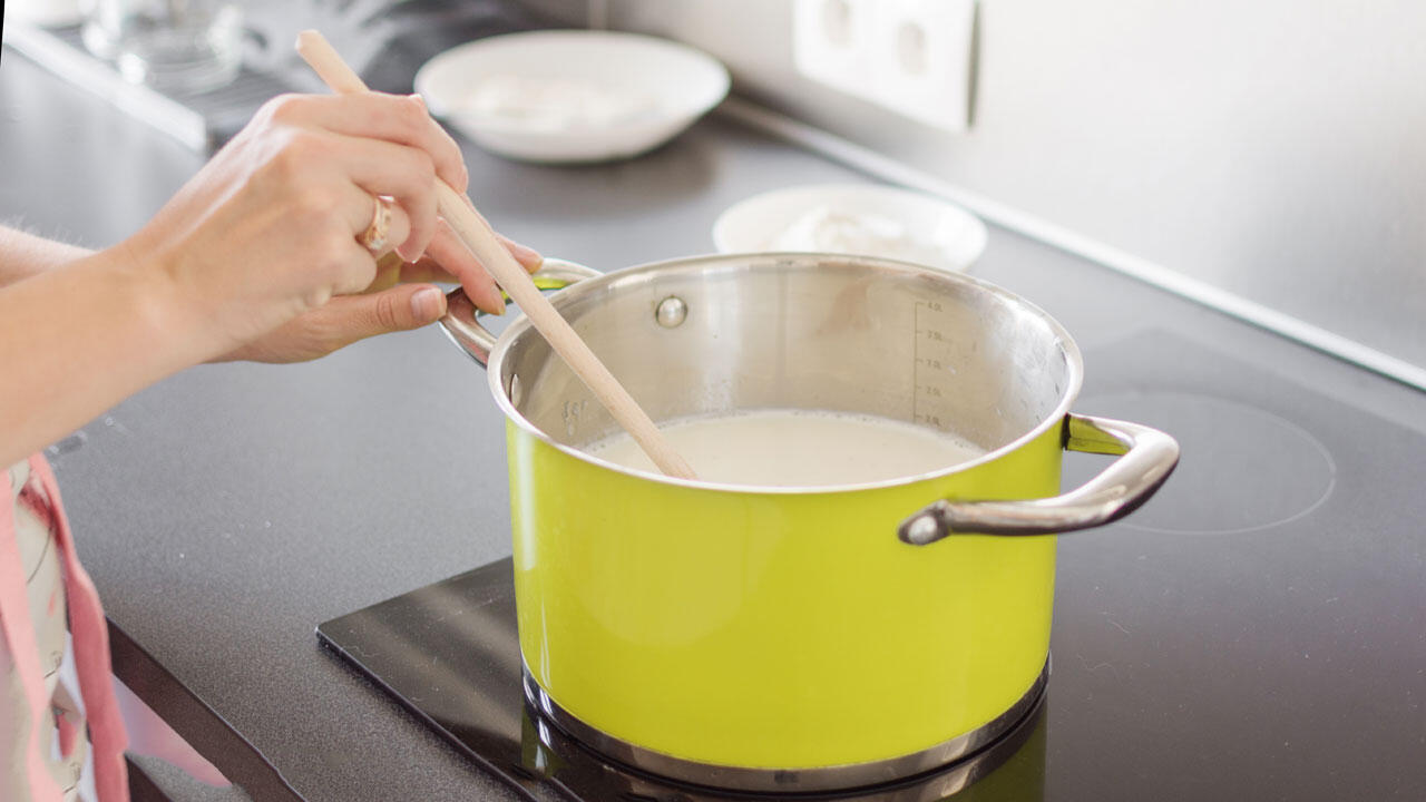 Milch erwärmen, Joghurtkulturen dazugeben, reifen lassen – fertig ist der selbst gemachte Joghurt