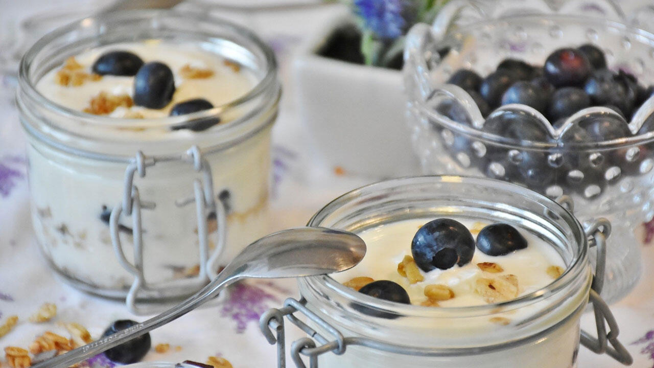 Selbst gemachten Joghurt im Kühlschrank aufbewahren, wo er rund eine Woche hält.