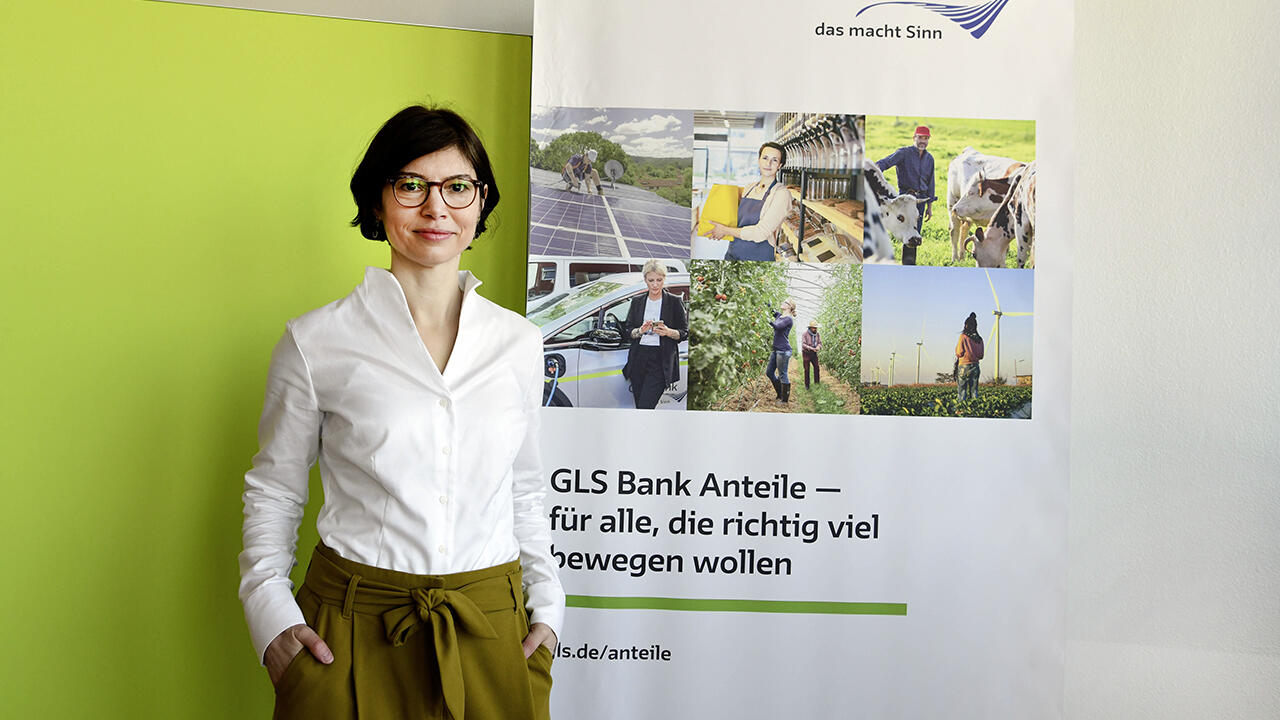 Aysel Osmanoglu, 46, begann als Werkstudentin bei der Ökobank, die wenig später von der GLS Bank übernommen wurde. Vier Jahre später wurde sie Trainee; 2013 übernahm sie eine Bereichsleitung. In den Vorstand kam sie 2017, seit Januar 2023 ist sie Vorstandssprecherin.